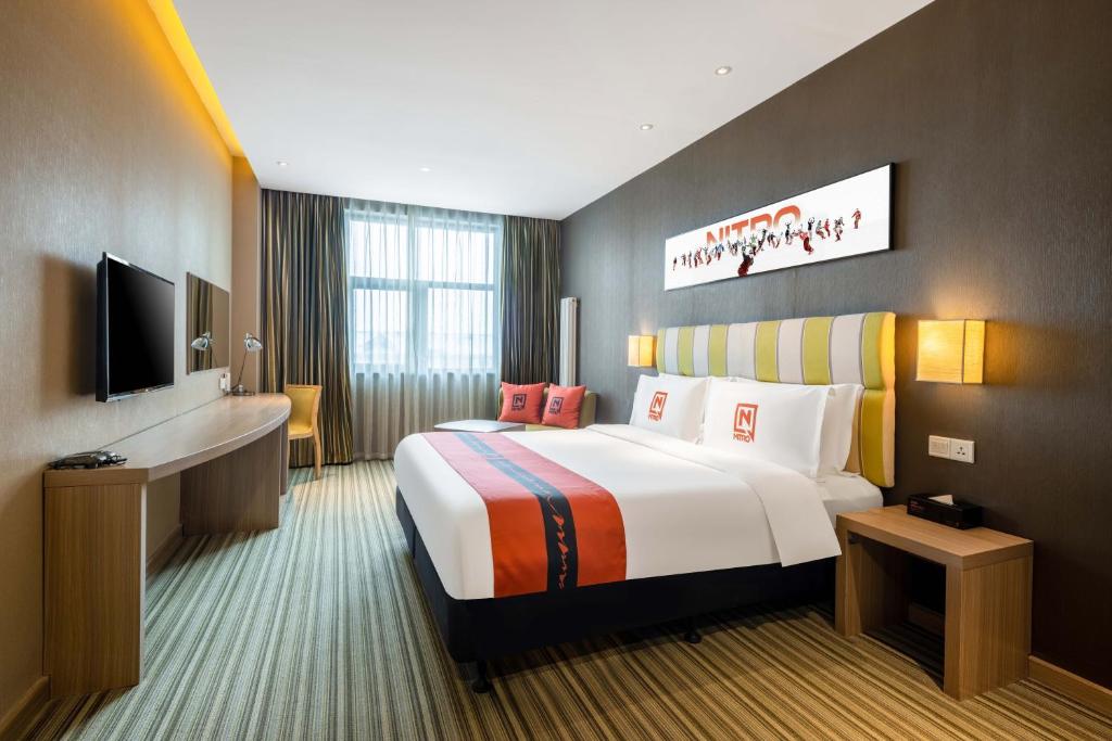 Wanda Yuehua Hotel king room
